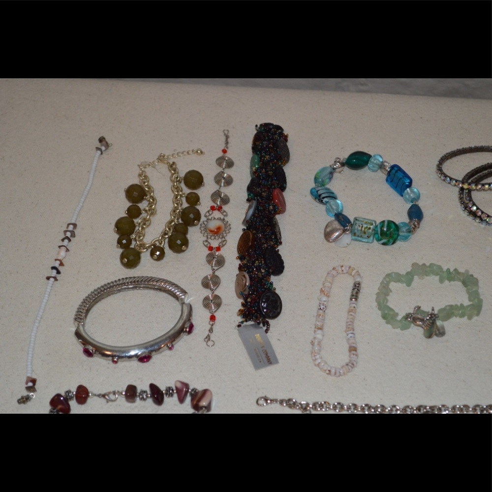 30 Bracelets - Picture 2 of 4